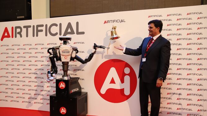 Rafael Contreras cede a uno de sus robots el toque de campana de la salida a Bolsa de la compañía