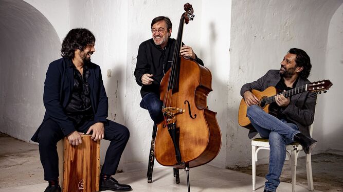 Los músicos José Manuel Ruiz Motos (Bandolero), Javier Colina, y José Miguel Carmona.