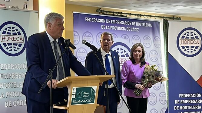 El galardonado Juan Carlos Fernández-Llebrez con el presidente de Horeca, Antonio de María Ceballos, y Rocío Rodríguez Ortega, tras recibir la Insignia de Oro de la Federación de Empresarios de la Hostelería de Cádiz.