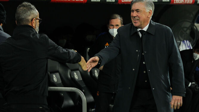 Cervera saluda a Ancelotti tras conseguir un empate a cero goles en el Bernabéu hace unas temporadas