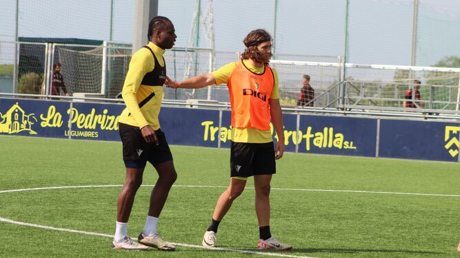 Kensly Vázquez (i), en la imagen con Morata, tiene opciones de jugar de inicio.