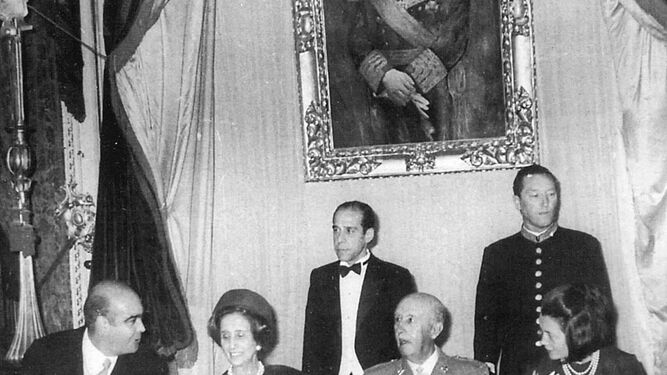 Año 1970: el presidente de la Diputación, Antonio Barbadillo, conversa Franco y su esposa durante la comida ofrecida en Diputación.