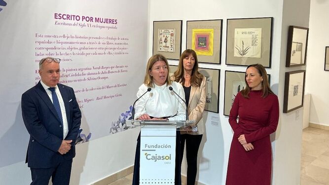 Claudio Pérez Míguez con María del Mar Díez, Claudia Capel y Virginia Martín, durante la inauguración de la exposición.
