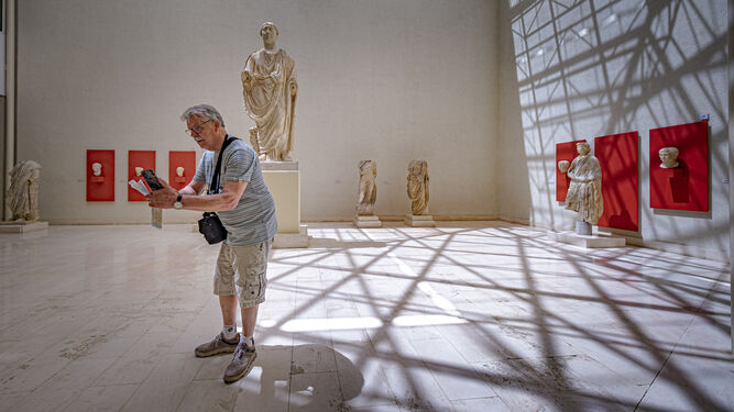 Un turista, ayer en la sala de la estatuaria romana del Museo de Cádiz.